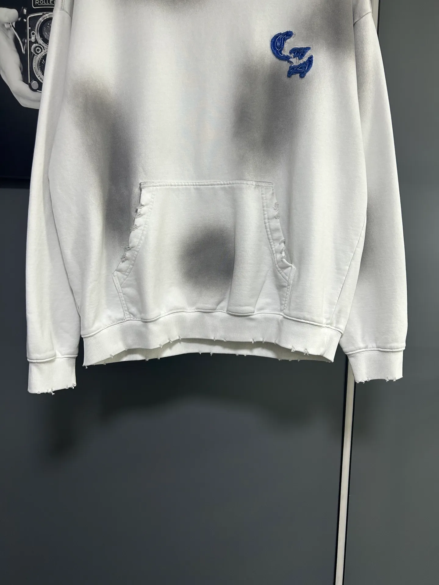 P310 𝗖𝗵𝗿𝗼𝗺𝗲 𝗛𝗲𝗮𝗿𝘁𝘀/Cro Heart 2025 Cross Patch Embroidery Summer New Original Single Counter American Acid Washed Distressed Laser Burnt Patch Embroidery Couple Casual Hooded Sweatshirt 👑The highest version! Customized fabric 440g tripe terry fabric! American acid-washed and distressed original fabric laser burnt ✟appliqué embroidery and exquisite embroidery of letters! The best-selling model at the counter. It is very comfortable to wear. It is low-key yet luxurious. It is very classy when worn. The large size and tailoring are needless to say. The upper body is exquisite and vivid. 👍High-end first-class materials. A truly palace-level product. The cotton from Turkey is of outstanding quality. After heavy washing, the clothes are very soft! Not picky, the upper body is absolutely stylish and extremely luxurious. Auxiliary materials: The original model has been authenticated and labeled ➕100% silk washed with water label. Genuine purchase-grade original hangtag➕matching hanging rope➕3D hanging beads➕original packaging bag. Craftsmanship: The original version has consistent wiring! The highest version of the armhole matching technique! Countless times of pattern making to 100% restore the original appearance! The correct version is the same for men and women, super eye-catching, super good-looking, and super atmospheric! Color: White Black Royal Blue Size, XS S M L
